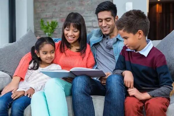 Familia leyendo la Biblia junta en casa