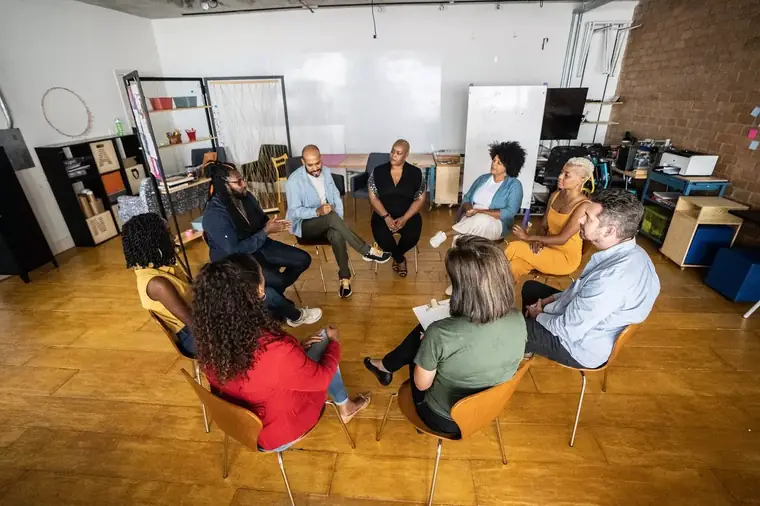 Grupo pequeño reunido en círculo para estudio bíblico