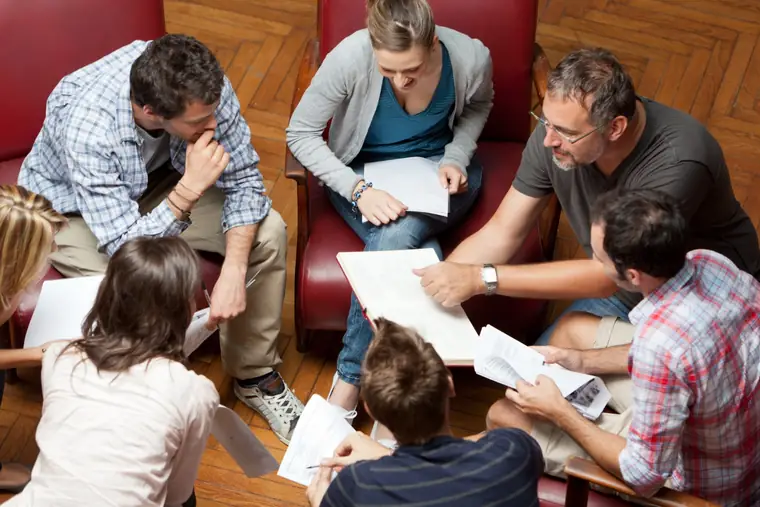Grupo de profesores y pastores estudiando la Biblia juntos